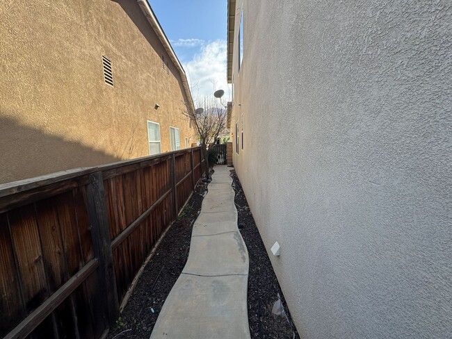 Building Photo - 6 bedroom 4.5 baths in Corona CA