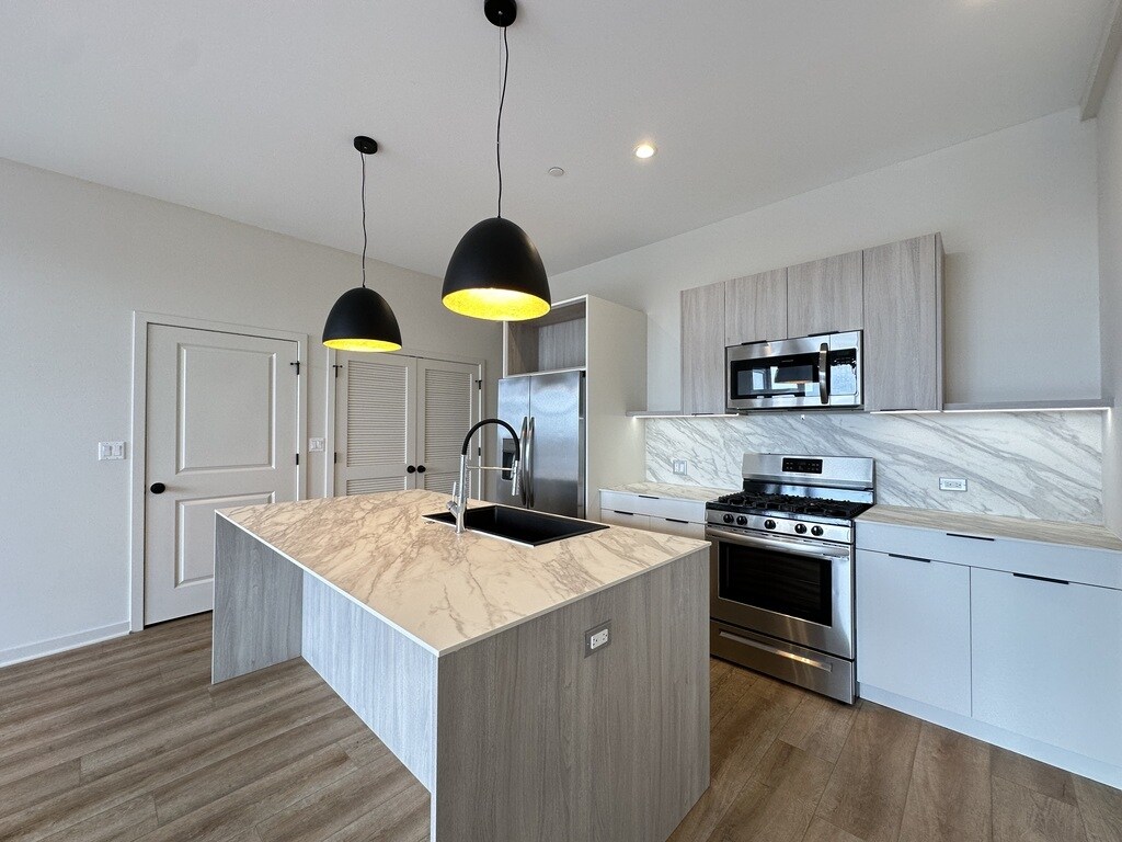 Building Photo - 3207 N Narragansett Ave