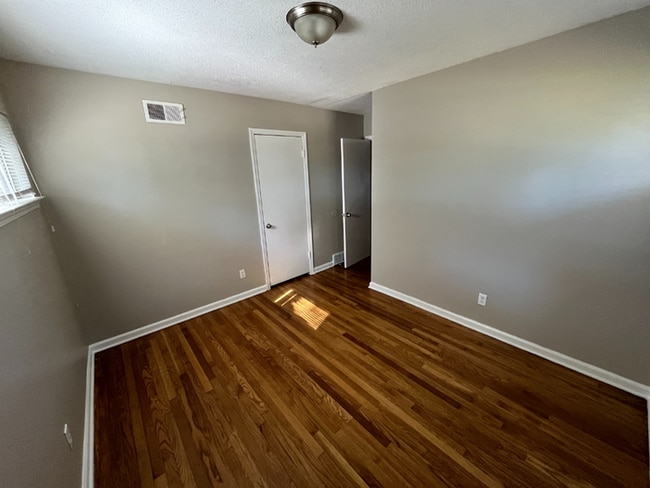 Building Photo - 1601 Favell Dr