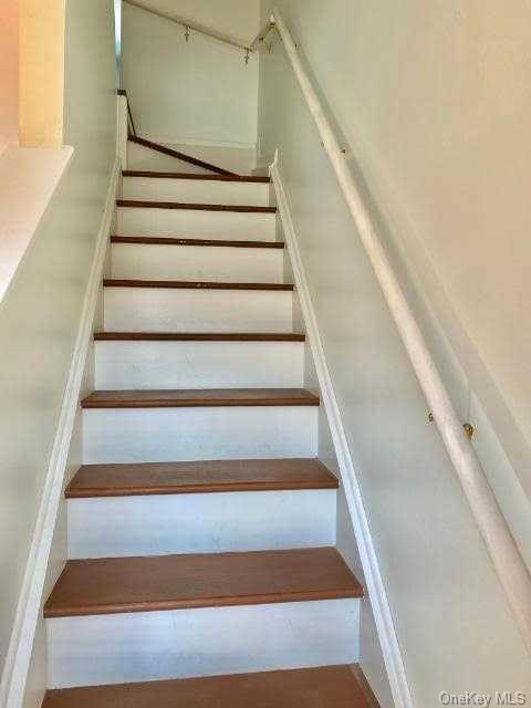 Building Photo - 10 Greenhouse Ln