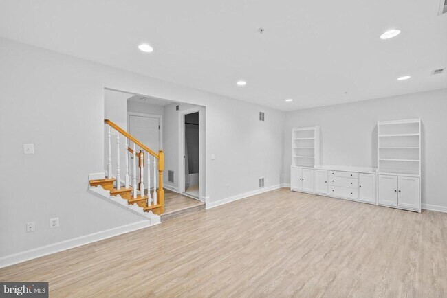 Building Photo - 271 Murtha St