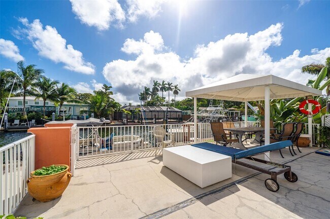 Building Photo - 1330 NE 105th St