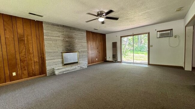 Building Photo - $2,100 | 4 Bedroom, 2 Bathroom Multi Floor...