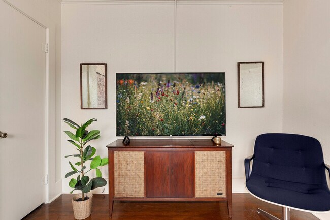 Building Photo - 110 W Meadow St