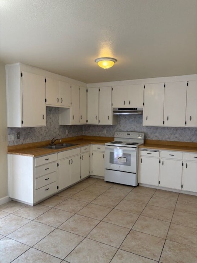 Building Photo - Single story, 3 bed 1.5 bath home.