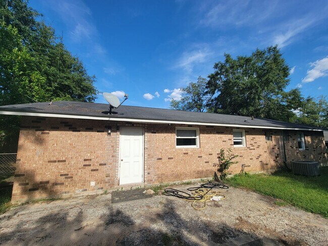Building Photo - 225 Pecan Dr