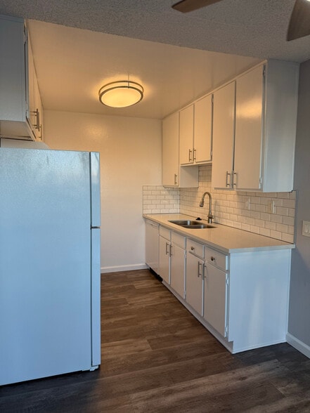 Building Photo - 966 W 11th St