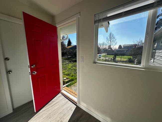 Building Photo - Central Tacoma 3-bedroom Rambler!