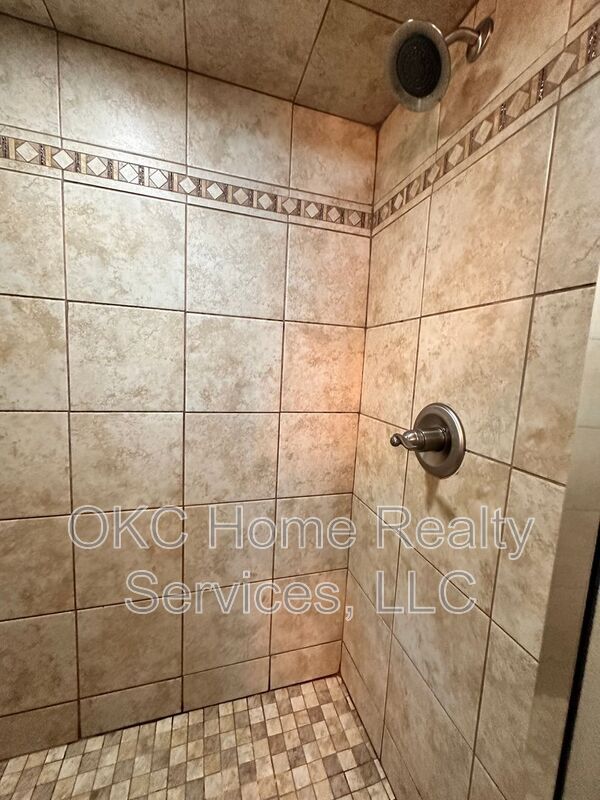 Building Photo - 17316 Valley Crst