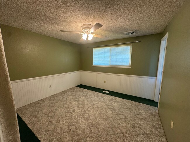 Building Photo - 3 Bedroom 2 bath house.