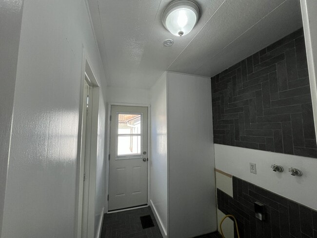 Building Photo - Recently renovated 2 bed 2 bath in Sacramento!