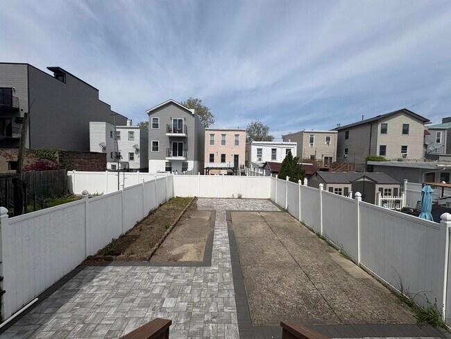 Building Photo - 232 Bowers St