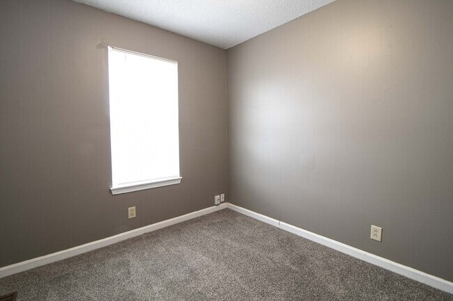 Building Photo - 924 Van Buren Ave