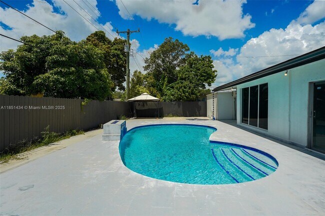 Building Photo - 840 NW 170th Terrace