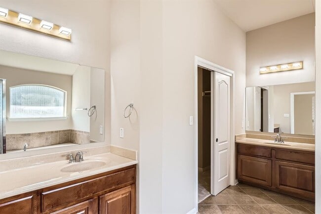 Building Photo - 7701 Crackling Creek Dr