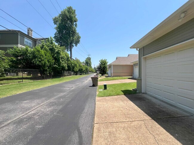 Building Photo - 154 Island Bluff Dr