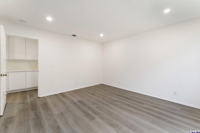 Building Photo - 731 E Cypress Ave