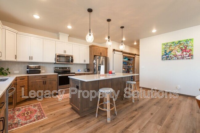 Building Photo - 527 Flint Dr