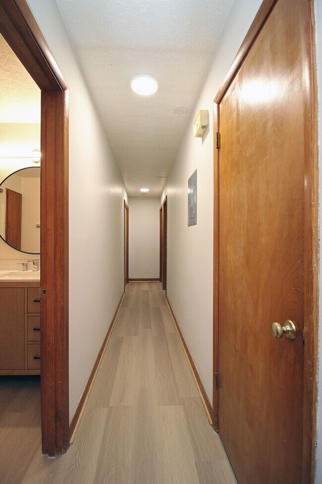 Building Photo - 3200-3236 SW Marigold St