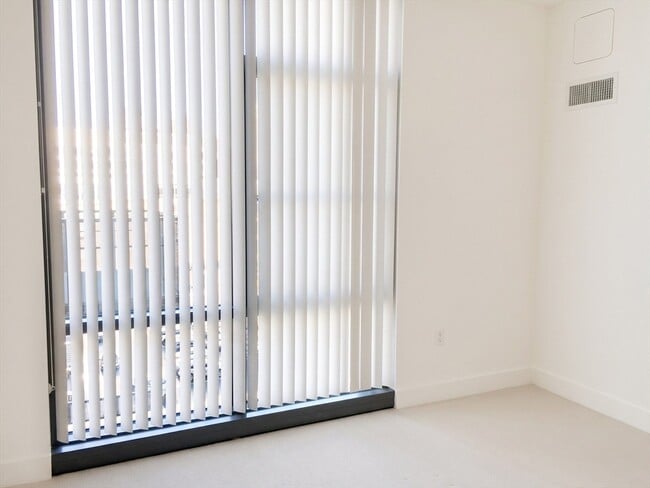 Building Photo - 32 Traveler St