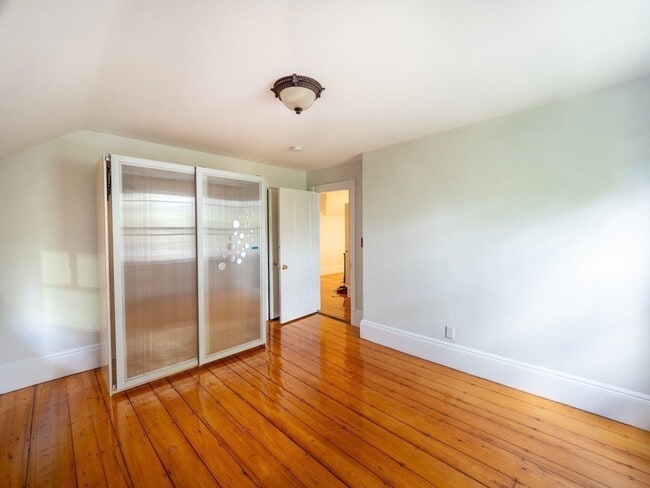 Building Photo - 12 Adella Pl