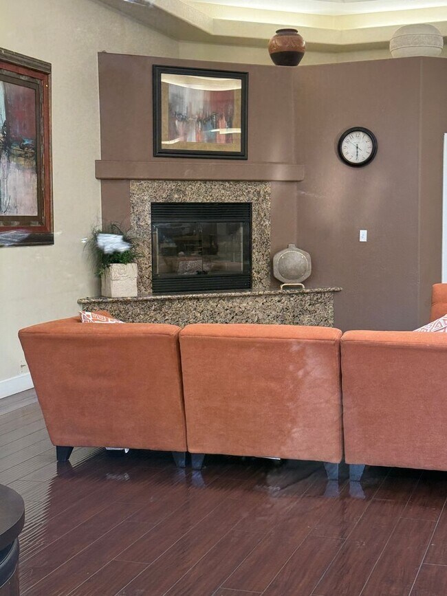 Building Photo - Cute Lower Level Condo