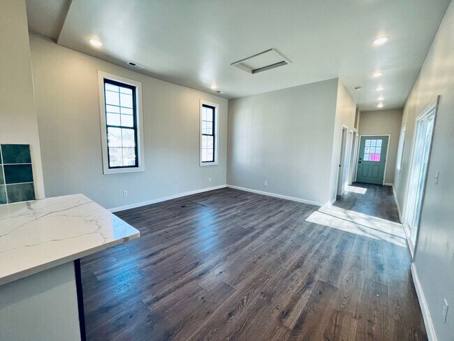 Building Photo - Modern 2BR/2BA with Bonus Room in Germanto...