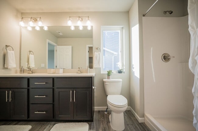 Building Photo - Quiet, clean and peaceful! Welcome home!