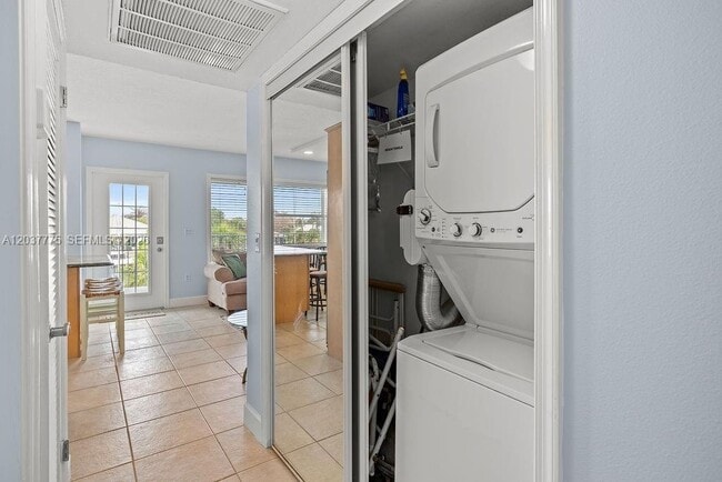 Building Photo - 23 Royal Palm Pl