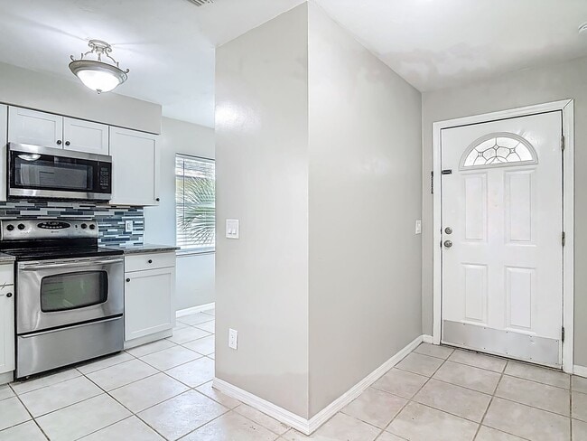 Building Photo - UPDATED 2 Bed, 2 Bath Home with Screened Lanai & Garage!