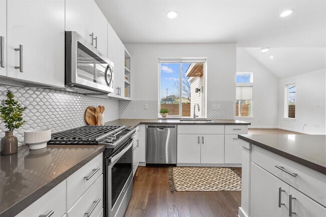 Building Photo - 3600 Clary Wy