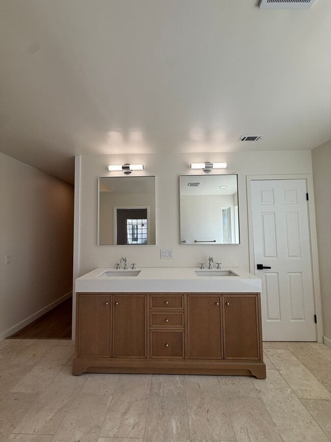 Building Photo - Beautifully Updated Single Story Custom Ho...