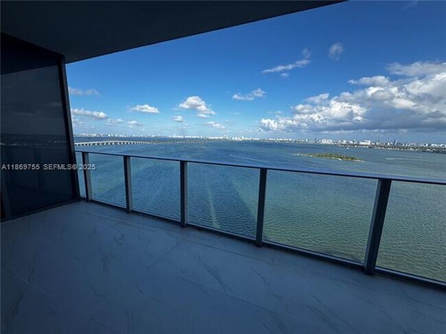 Building Photo - 700 NE 24th St