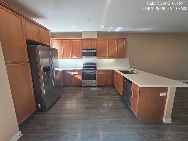 Building Photo - Bellflower 3 Bedroom Townhouse