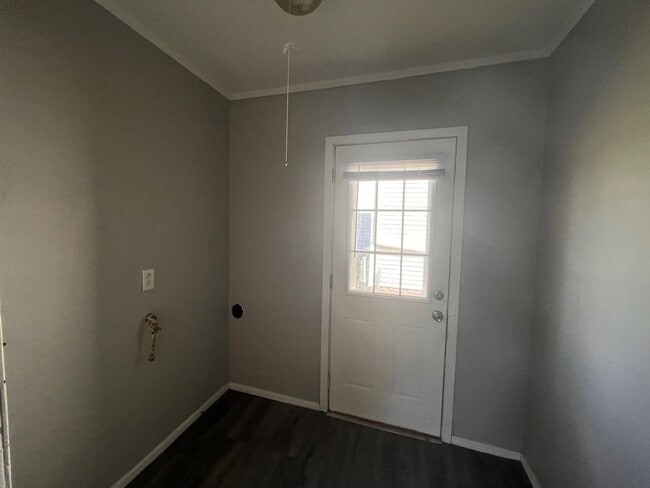 Building Photo - 3 Bedroom 1 Bath House in Davenport!
