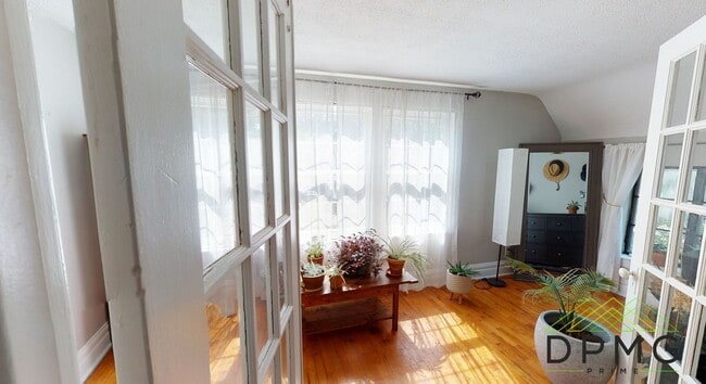 Building Photo - 132 S Clemens Ave