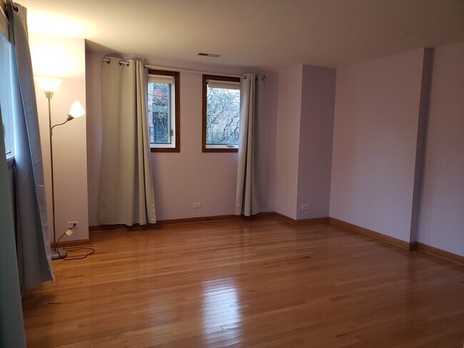 Building Photo - 906 E 54th St