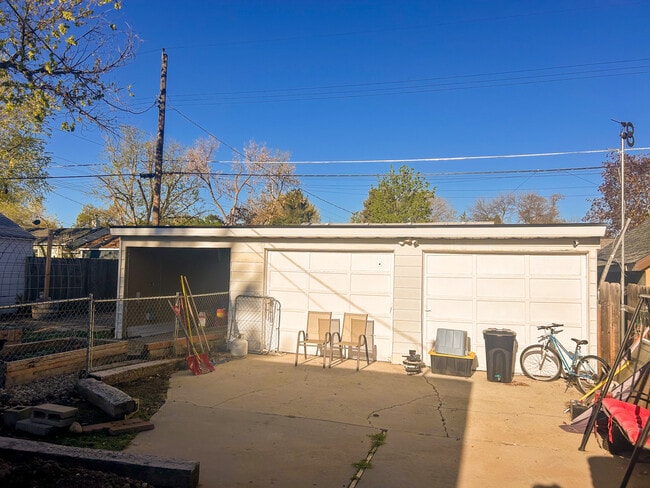 Building Photo - 1721 S Shoshone St