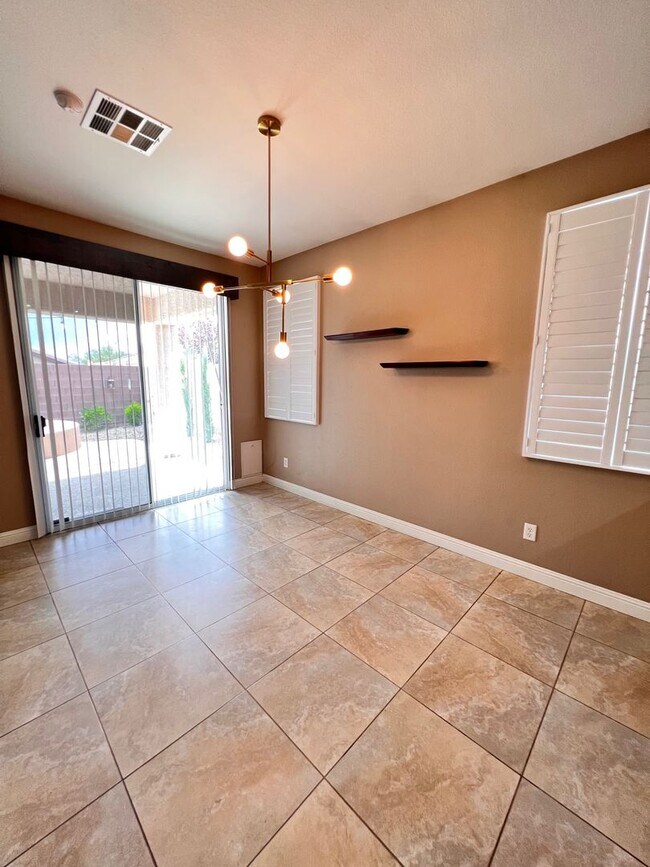 Building Photo - Gorgeous 1 story single home, 3 beds, 2 ba...
