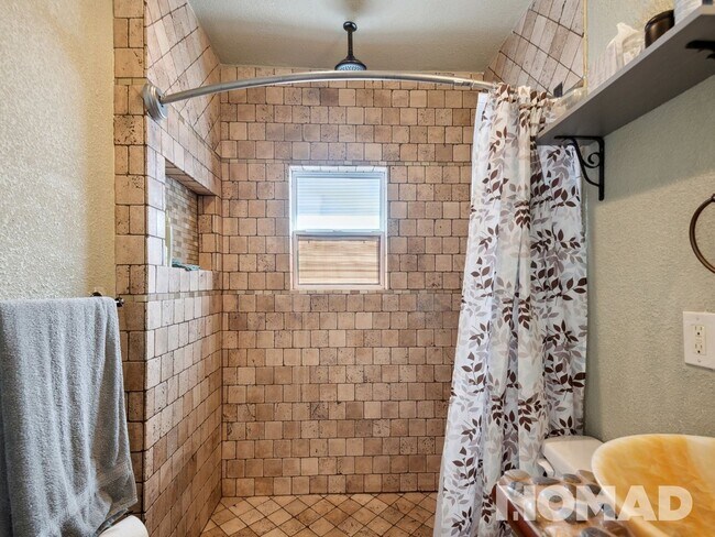 Building Photo - 1 bedroom renovated duplex