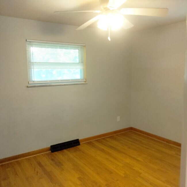 2nd bedroom - 1125 Walker Ave
