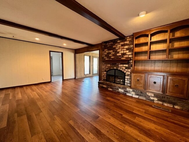 Building Photo - Step into this inviting, sunlit home where space and comfort blend seamlessly