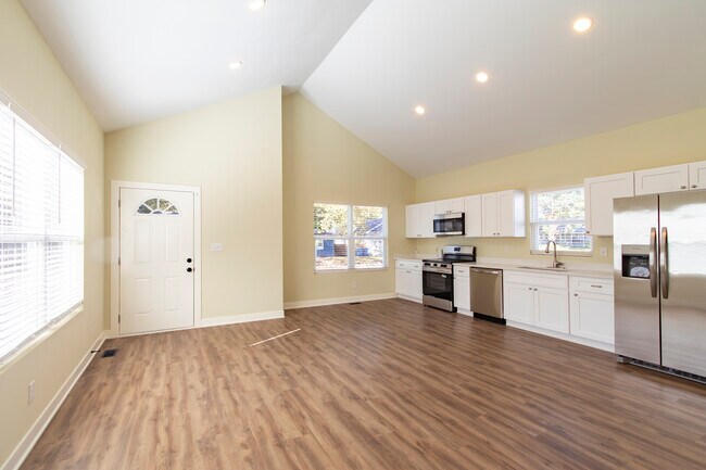 Building Photo - RnR Duplex SoBro