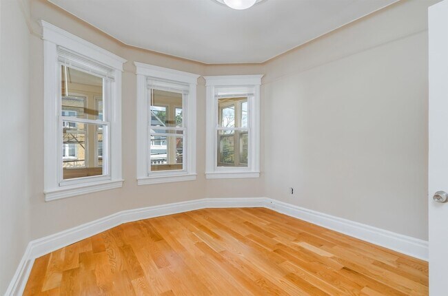Building Photo - 124 W 54th St