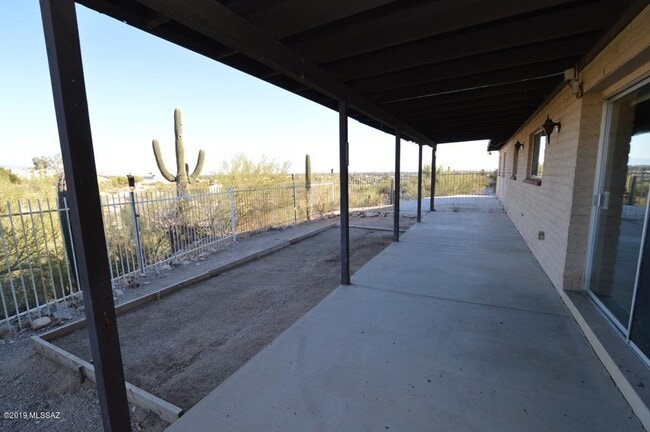 Building Photo - 5050 N Hillcrest Dr