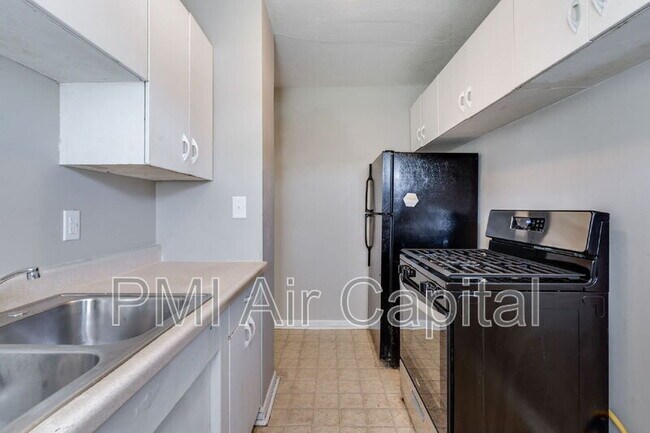 Building Photo - 638 S Woodlawn Blvd