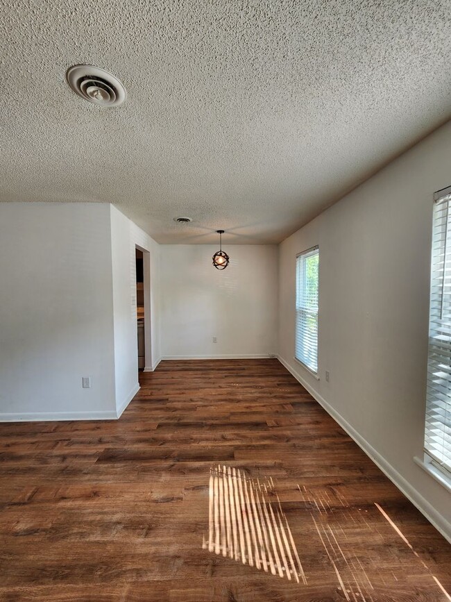 Building Photo - Downstairs Apartment in Black Mountain!