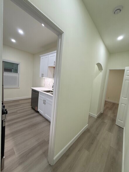 Building Photo - 208 N La Peer Dr