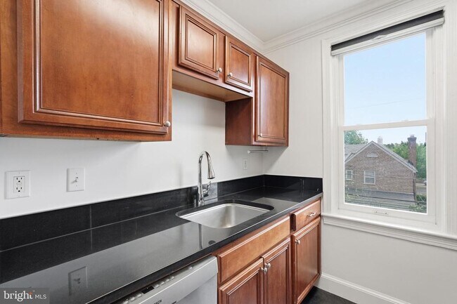 Building Photo - 906 S Washington St