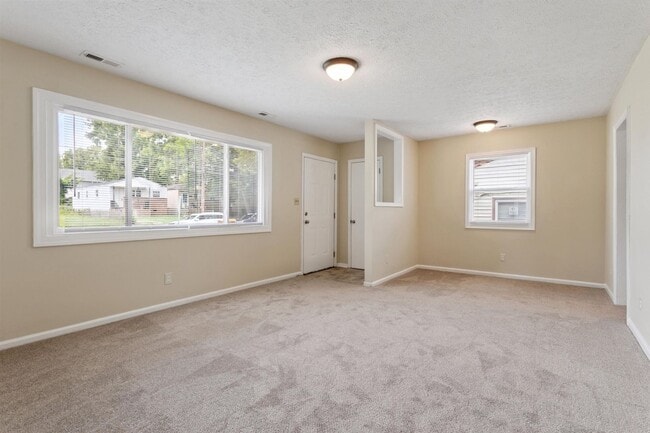 Building Photo - 4BR | 2 Full Baths | Downtown Newport News